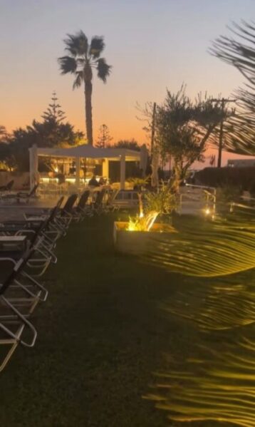 Naiades pool bar night